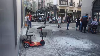 Alarma en Gijón: explota la batería de una silla de ruedas eléctrica de un hombre de 88 años
