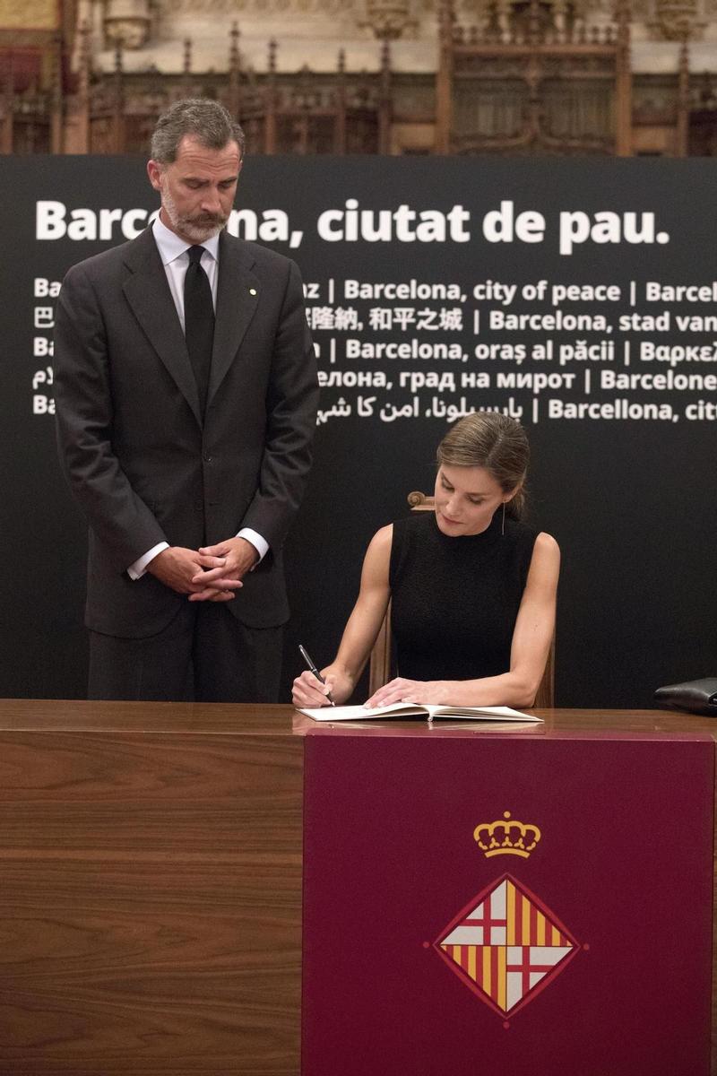 Doña Letizia firma en el libro de condolencias del Ayuntamiento de Barcelona