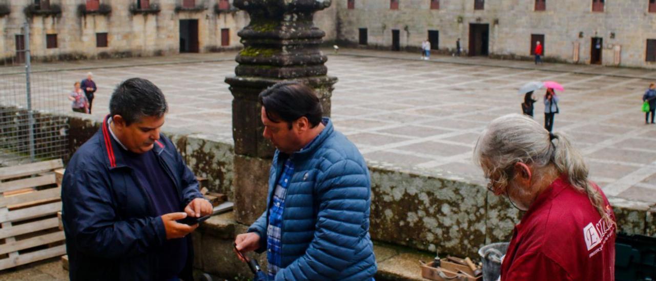 Xurxo Charlín y Tino Cordal en el lugar donde se están realizando las catas en Fefiñáns.