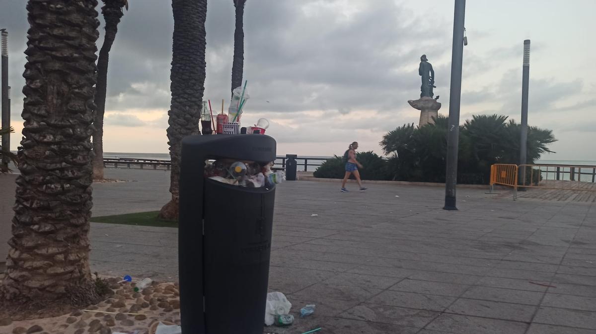Papeleras del paseo de Juan Aparicio a primera hora  antes del despliegue diario de limpieza de Acciona en el centro del casco urbano