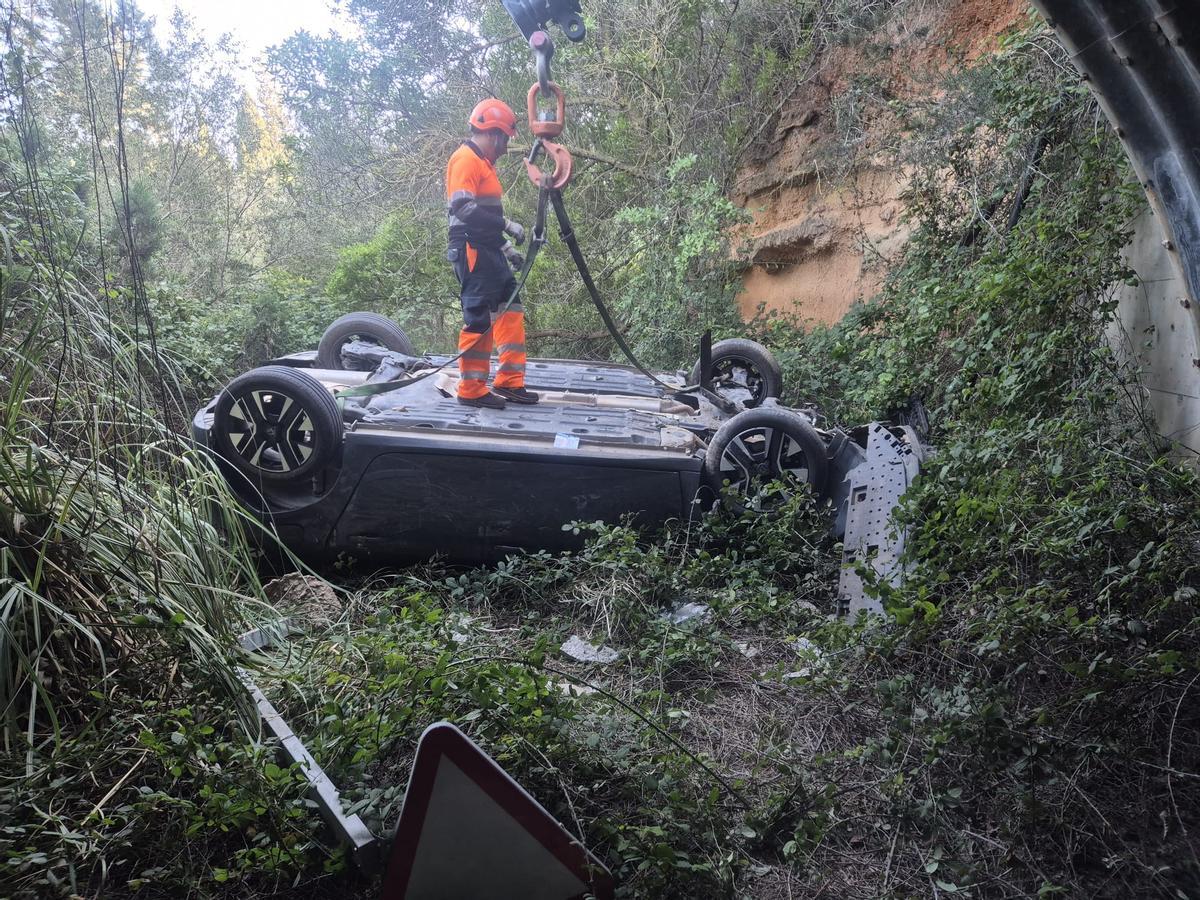 Un coche se sale de la vía en la carretera de Comte en Ibiza