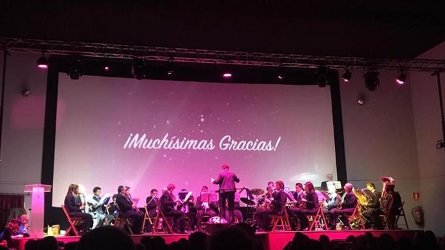 La banda de música ofrece a los vecinos un gran regalo de Reyes