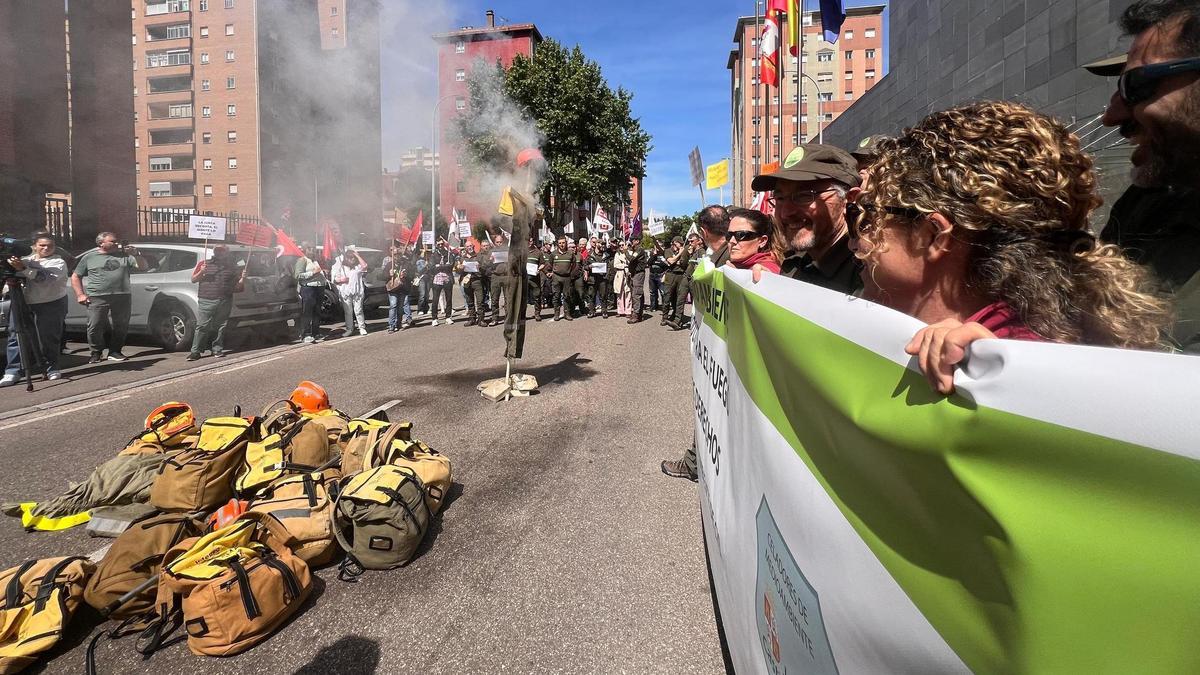Participantes en el acto de protesta contra los recortes del operativo de extinción de incendios.