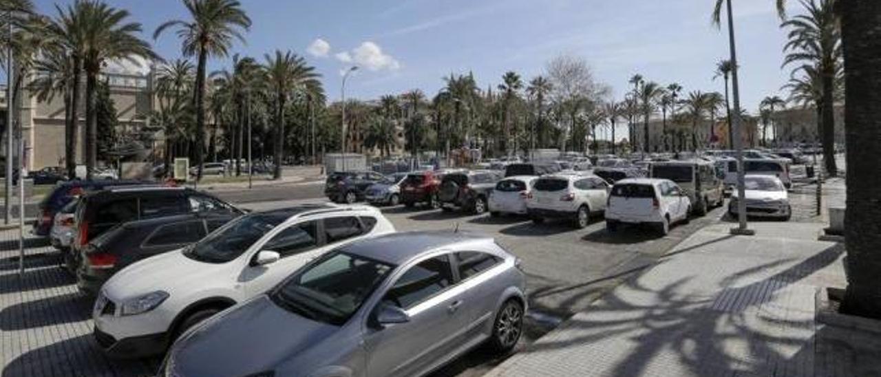 Actualmente hay un centenar de plazas en la calle Moll de la Llotja, donde prevén el parking soterrado.