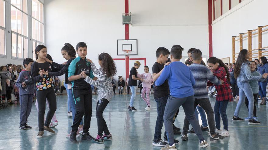 Els alumnes fent l&#039;exhibició de danses davant les famílies.