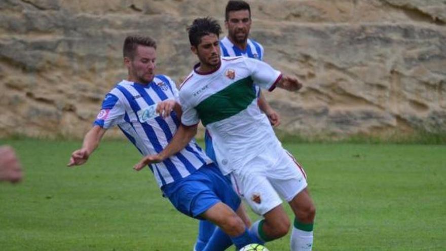 Una acción del partido celebrado ayer entre el Baleares y el Elche.