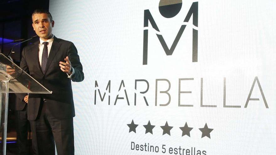 El alcalde, junto al logotipo de la marca «Marbella, destino 5 estrellas» en la presentación de 2016