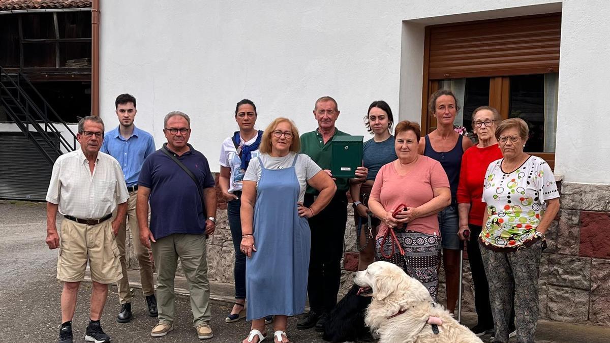 Por la izquierda, Gonzalo Alonso, Ramón Alonso, Fermín Marrón, Paz Rey, María Josefa Fernández, Jorge Valle, Elisa Santos, Avelina Rodríguez, Vanessa García, Aguasanta Cruz y Celia García en representación de los vecinos de San Esteban de las Cruces y La Manjoya.