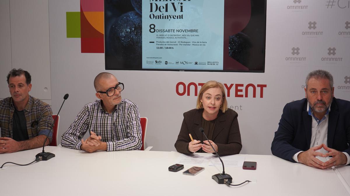 Presentación del Mercat del Vi, con Natàlia Enguix, representantes de Ahval y las bodegas y el enólogo Jérôme Chesnot.