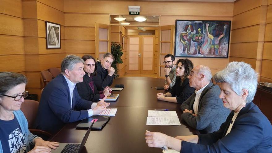 Reunión de representantes de la UDC y del BNG, ayer. | La Opinión