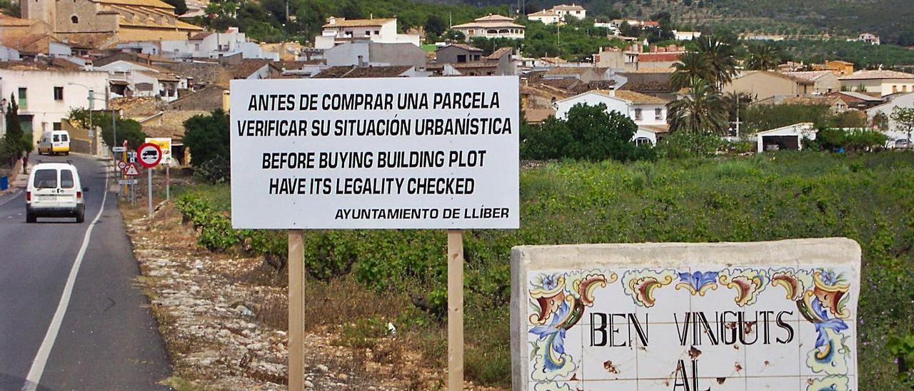 Cartel a la entrada de Llíber, en la Marina Alta, que advertía sobre el buen uso de las parcelas.  | LEVANTE-EMV