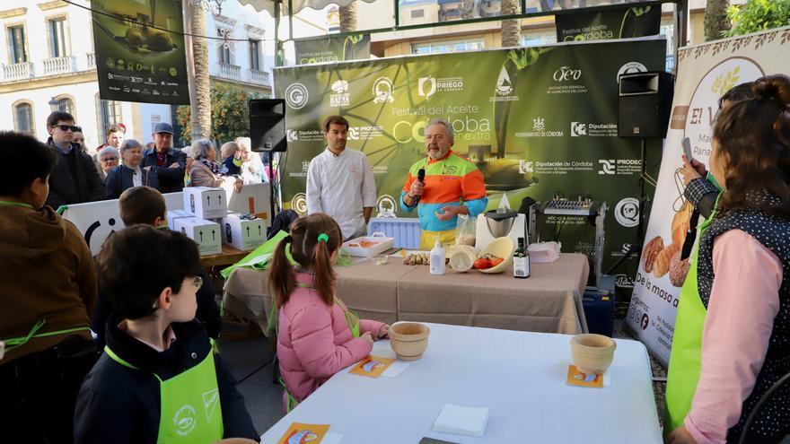 Córdoba celebra el sabor del aceite virgen extra con salmorejo en Las Tendillas