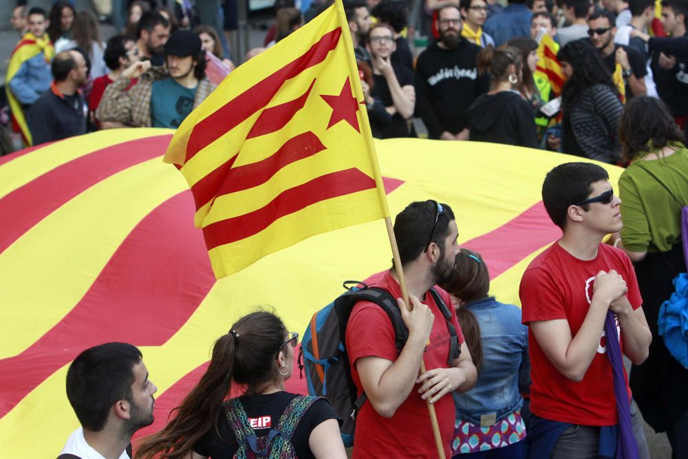 Manifestación en Valencia con motivo del 25 d'Abril