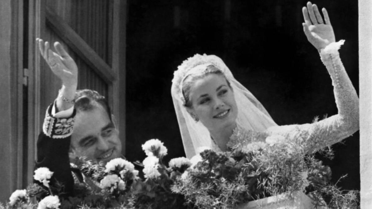El príncipe Rainiero de Mónaco y la princesa Grace Kelly saludan desde el balcón de Palacio tras la boda.
