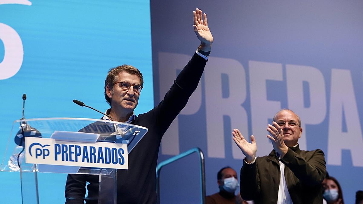 Alberto Núñez Feijóo con José Antonio Monago en un acto en Mérida.