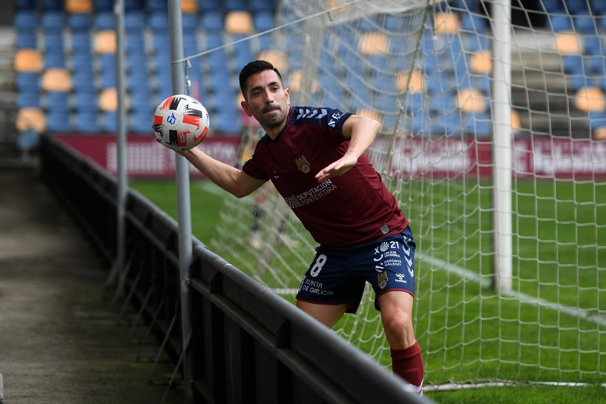 Luisito se desvive en su vuelta al banquillo del Pontevedra CF