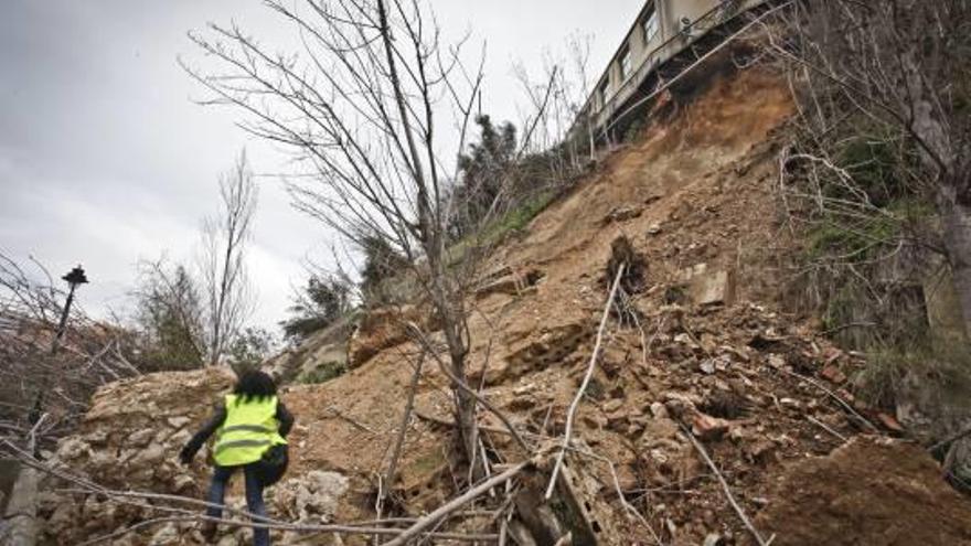Un derrumbe en una ladera amenaza los locales de cinco filaes de Alcoy