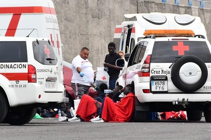 09/08/2019 ARGUINEGUIN. MOGAN. Llegada de una patera con inmigrantes a la costa de Maspalomas, son rescatados y transladados por Salvamento Marítimo al puerto de Arguineguin.   Fotógrafa: YAIZA SOCORRO.  | 09/08/2019 | Fotógrafo: Yaiza Socorro