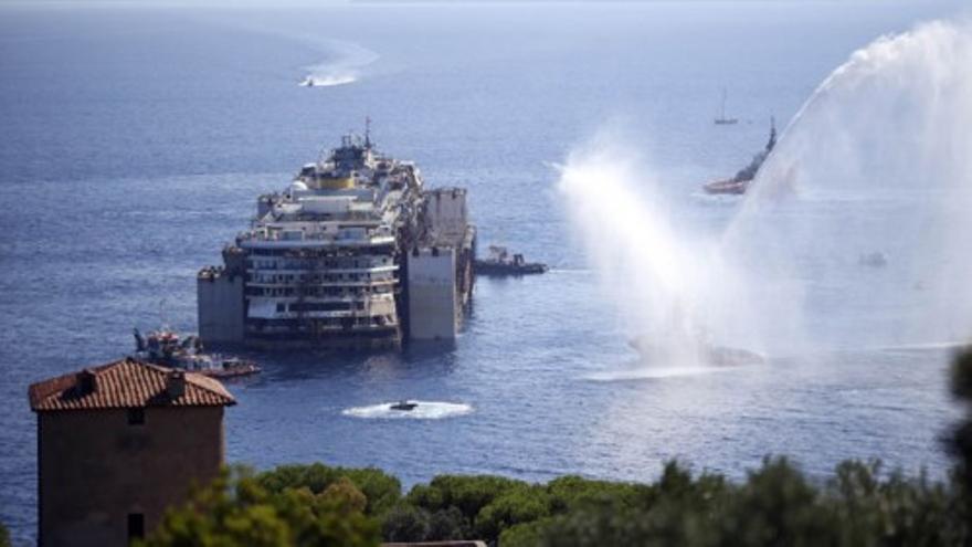 El Costa Concordia navega rumbo Génova