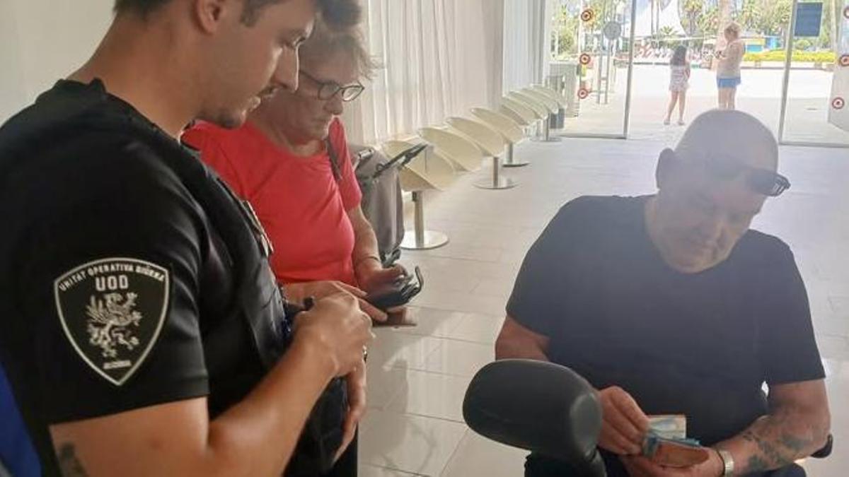 Encuentra una cartera con 1.190 euros en Alcúdia y la entrega a la Policía