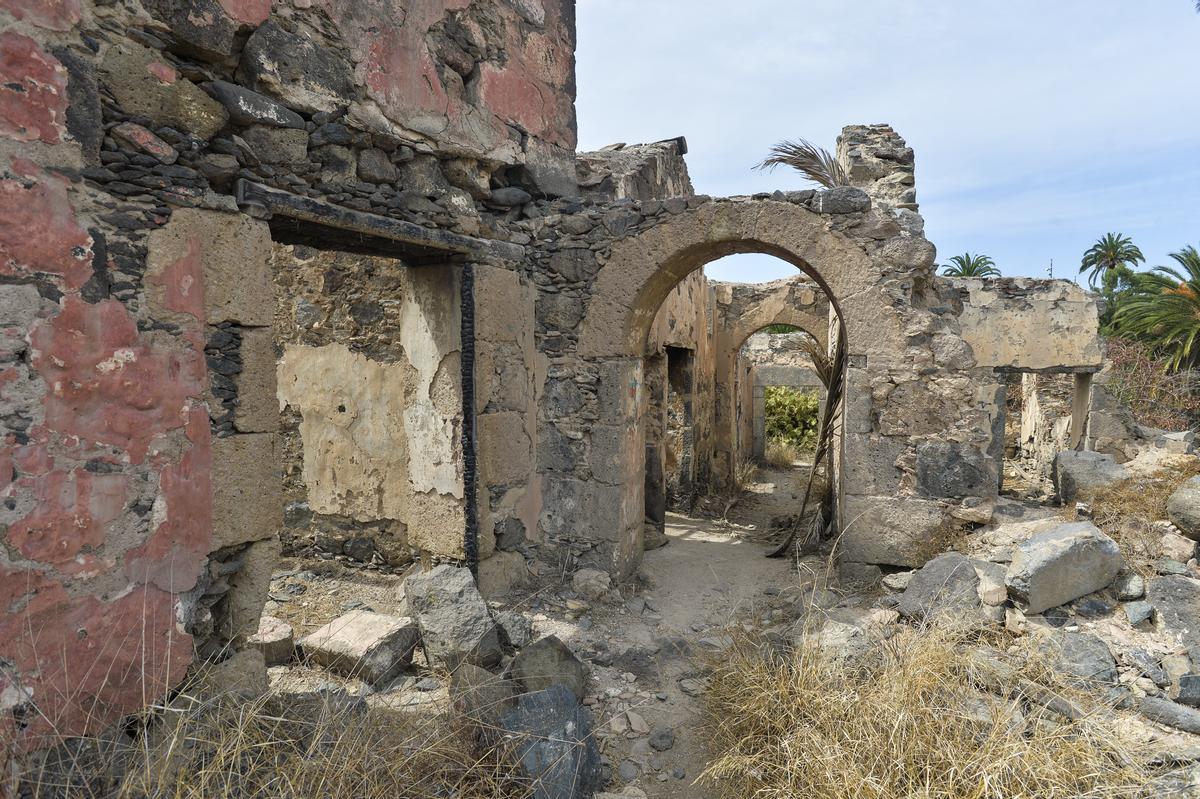 Casas en ruinas junto a la presa de Tamaraceite, donde irá el aula experimental.