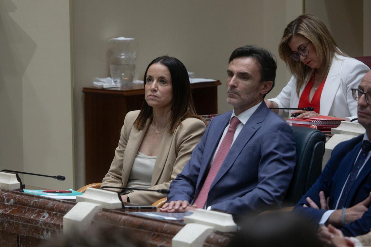 Los consejeros de Salud e Infraestructuras, Isabel Ayala y Jorge García Montoro, respectivamente, sentados delante de la portavoz socialista, Carmina Fernández.
