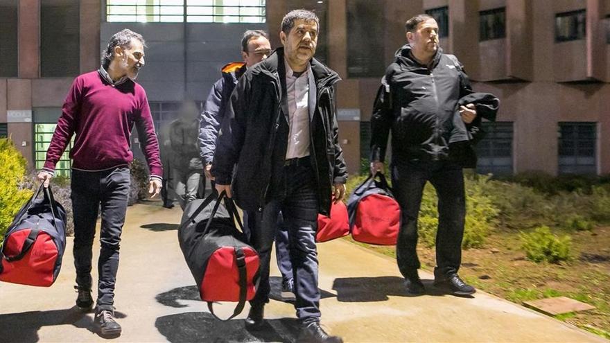 Cuixart, Rull, Sànchez y Junqueras salen de la cárcel de Lledoners para el juicio del 1-O en Madrid.