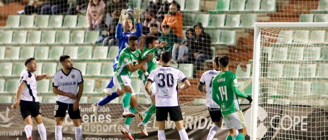 Javi Montoya se dispone a atrapar el balón durante el Mérida-Cacereño disputado en el estadio Romano José Fouto en diciembre.