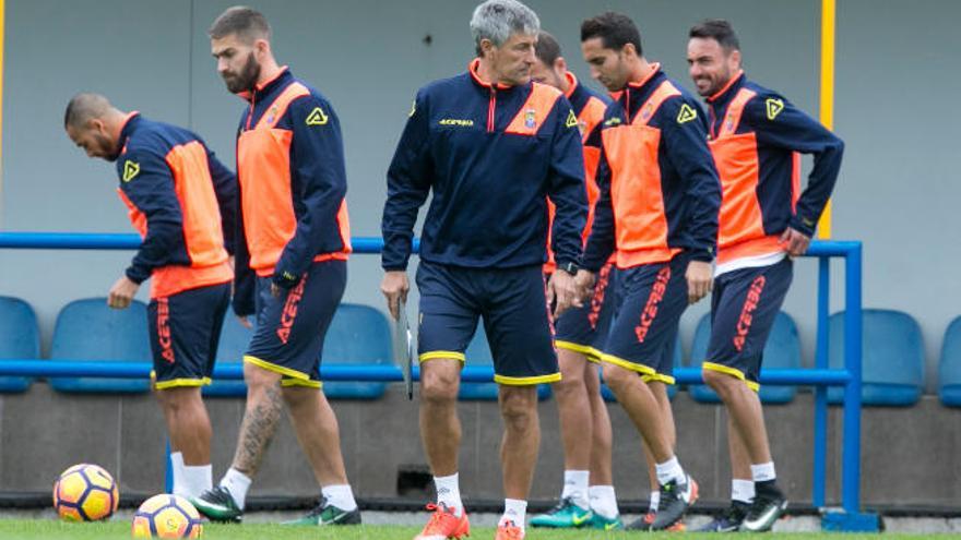 Quique Setién y varios jugadores de la UD Las Palmas, durante el entrenamiento del domingo en Barranco Seco.