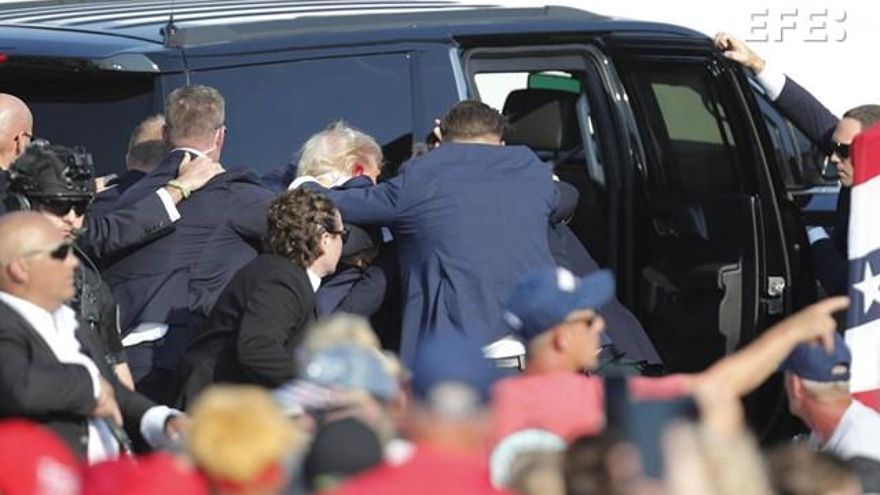 Donald Trump, evacuado de un mitin en Pensilvania tras ser alcanzado por una bala.