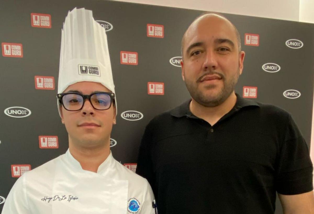 El alumno, con Carlos Rubia, jefe de estudios del centro zamorano. | CEDIDA