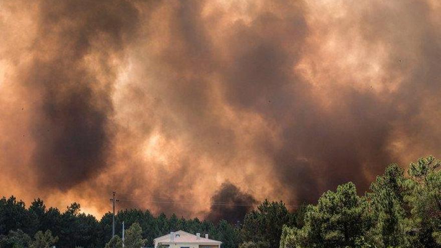 1.200 bomberos combaten cinco grandes incendios en Portugal cuyo olor llega a Extremadura