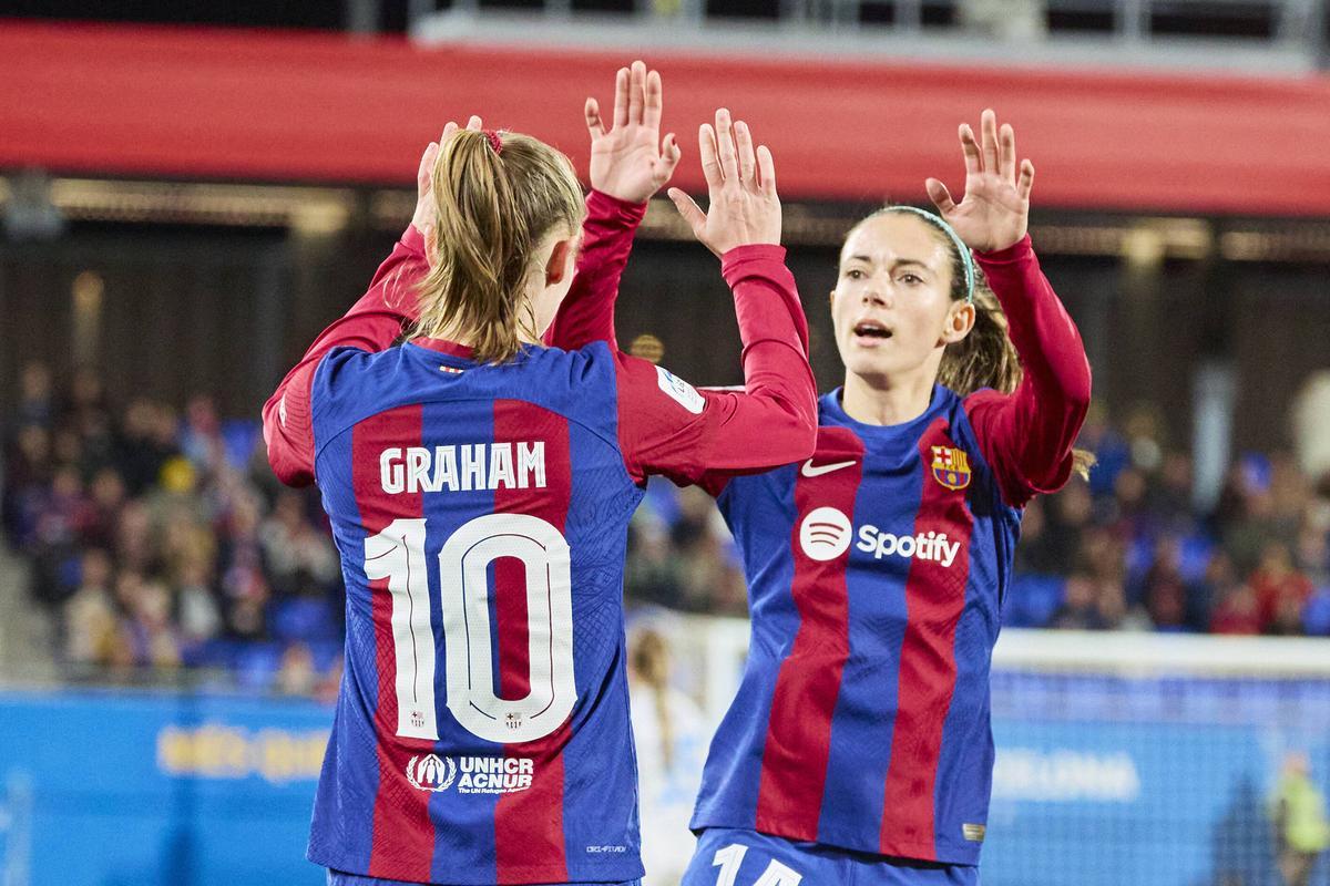 Caroline Graham y Aitana celebran un gol en el Johan