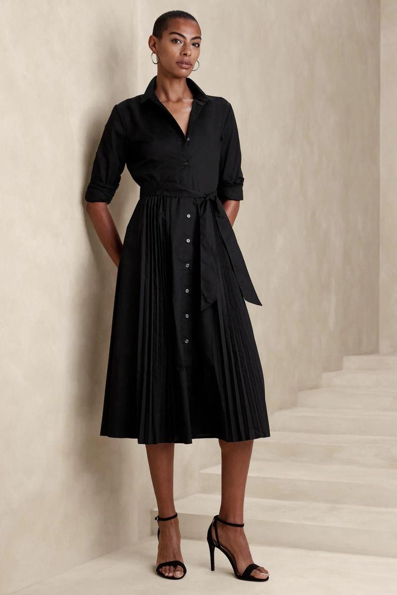 Vestido negro con falda plisada, de Banana Republic