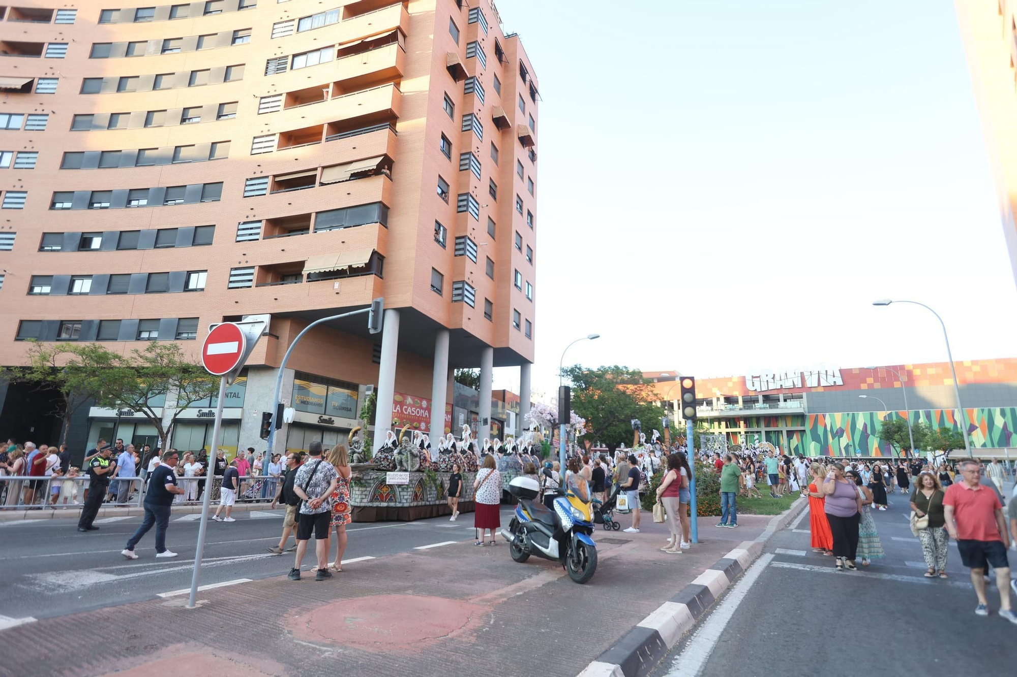 El Coso Multicolor llena Alicante de color en su nuevo recorrido