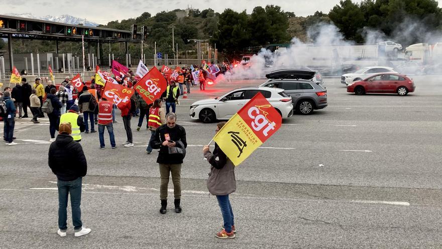 Una manifestació a la frontera talla durant dues hores el trànsit a l&#039;autopista