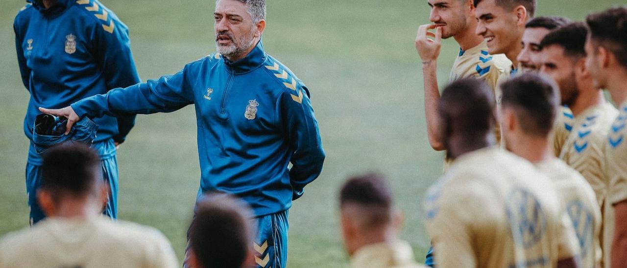 El técnico García Pimienta, rodeado por sus jugadores.