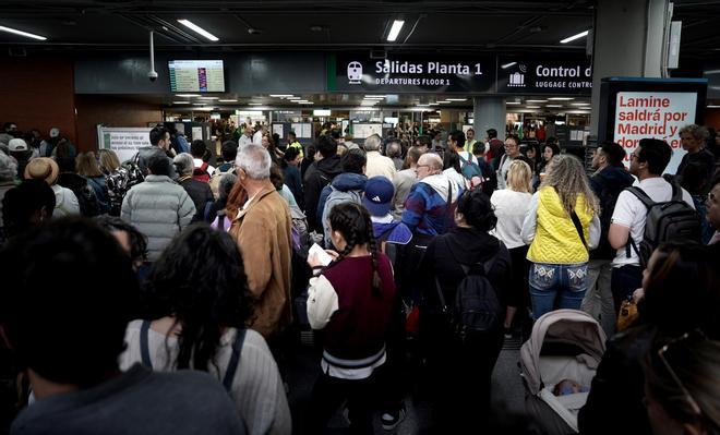 Viajeros en la estación de Atocha después del apagón eléctrico del día 28