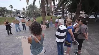 Un grupo de mujeres se concentra en Las Palmas de Gran Canaria para reclamar más investigación sobre el cáncer de mama: "Es un deber público, no una elección privada"