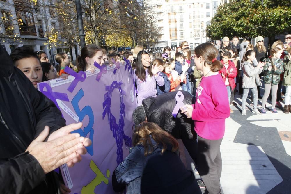 Concentración de niños del colegio Jovellanos de Gijón contra la violencia machista