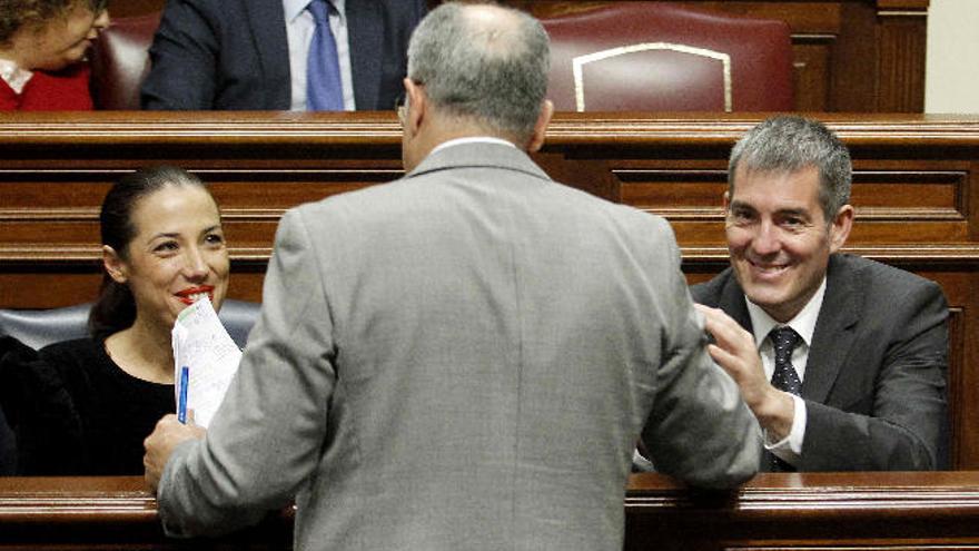 Patricia Hernández y Fernando Clavijo charlan con Casimiro Curbelo, de espaldas.