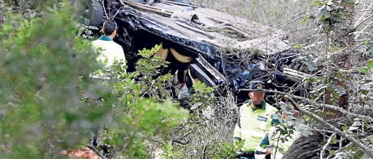 El BMW descapotable que arrolló a un motorista y se salió de la autovía de Andratx quedó volcado la tarde del pasado 16 de abril.