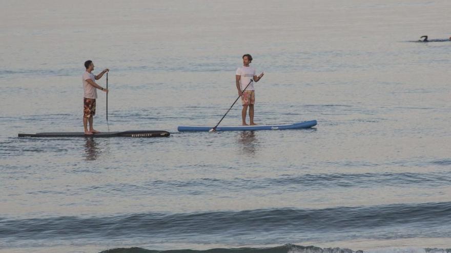 Dos deportistas en playa de San Juan