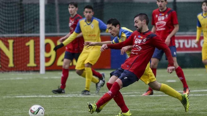 Una acción del partido entre el Astur y el San Claudio.