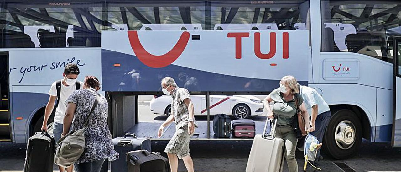 Clientes de TUI, en el aeropuerto de Palma en Semana Santa.