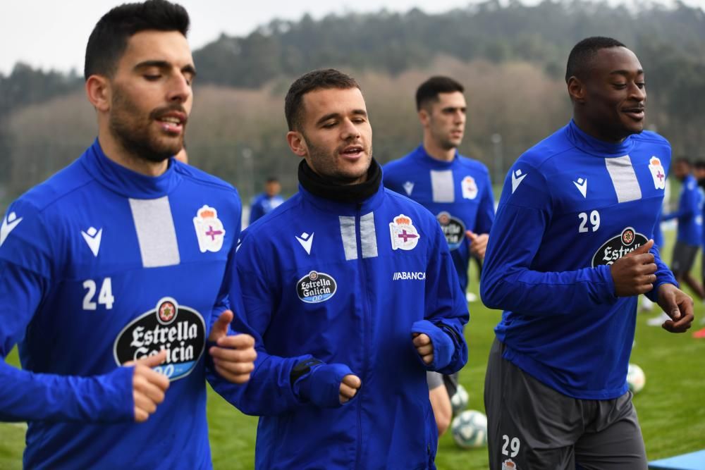 Los jugadores se ejercitan tras el partido ante el Zaragoza.