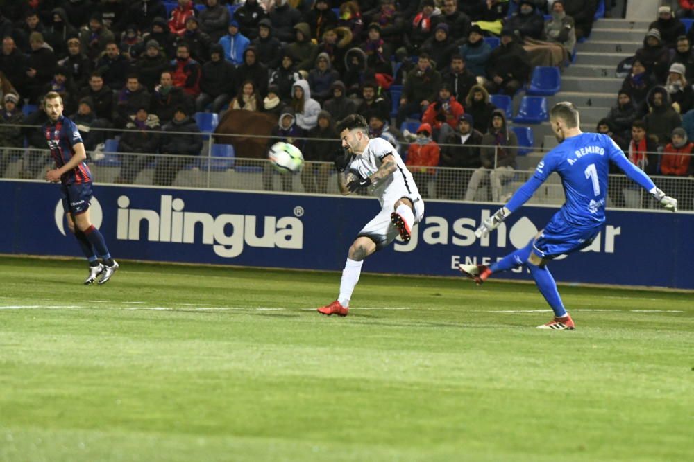 El partido entre el Huesca y el Sporting, en imágenes