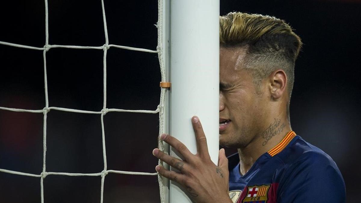 Neymar muestra su frustración junto a un poste durante el partido contra el Valencia