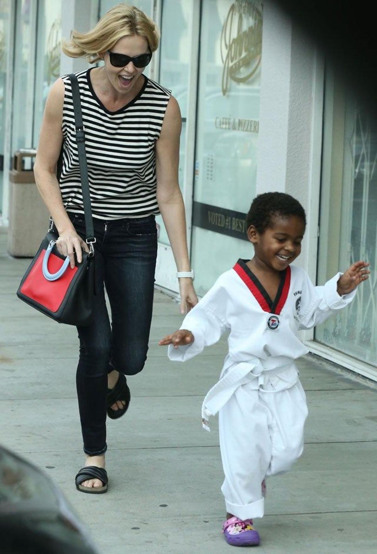 Charlize Theron con su pequeño karateca