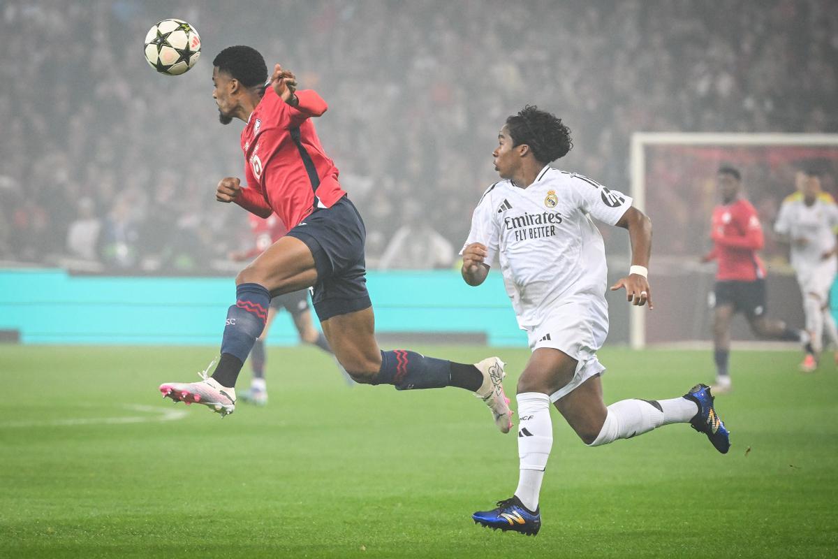 Endrick, en su primera titularidad en Champions con el Real Madrid, lucha por un balón con Alexsandro, del Lille.
